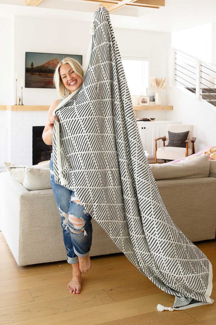 Home Decor Ave Shops | Everett Blanket Single Cuddle Size In Black & White